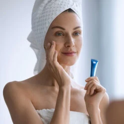 FOREO Espada BHA+PHA Blemish Solution -Jerseybeauty Sales ESPADA BHAPHA Blemish Solution model lifestyle 7 GL 11dd96daa3fc8c5e1119bc3ea0940038