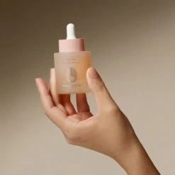 Omorovicza Queen Oil 11 Omorovicza Queen Oil -Jerseybeauty Sales Hands Queen Oil 3 1080x1080px 11dd96daa3fc8c5e1119bc3ea0940038